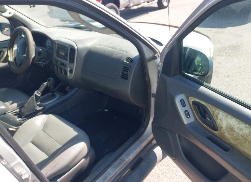 Photo 5 of 2005 Ford Escape XLT (VIN 1FMYU93105KB20890)