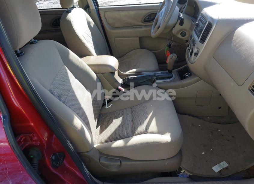 Photo 5 of 2005 Ford Escape XLT (VIN 1FMYU93105KB75419)