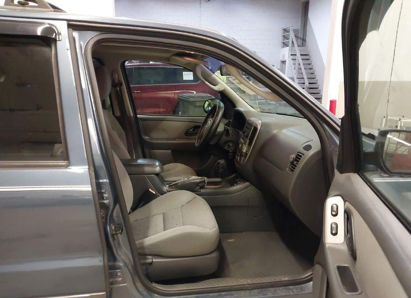 Photo 5 of 2005 Ford Escape XLT (VIN 1FMYU93115KB05430)