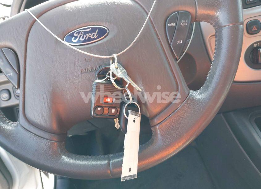 Photo 11 of 2005 Ford Escape XLT (VIN 1FMYU93125KA69876)