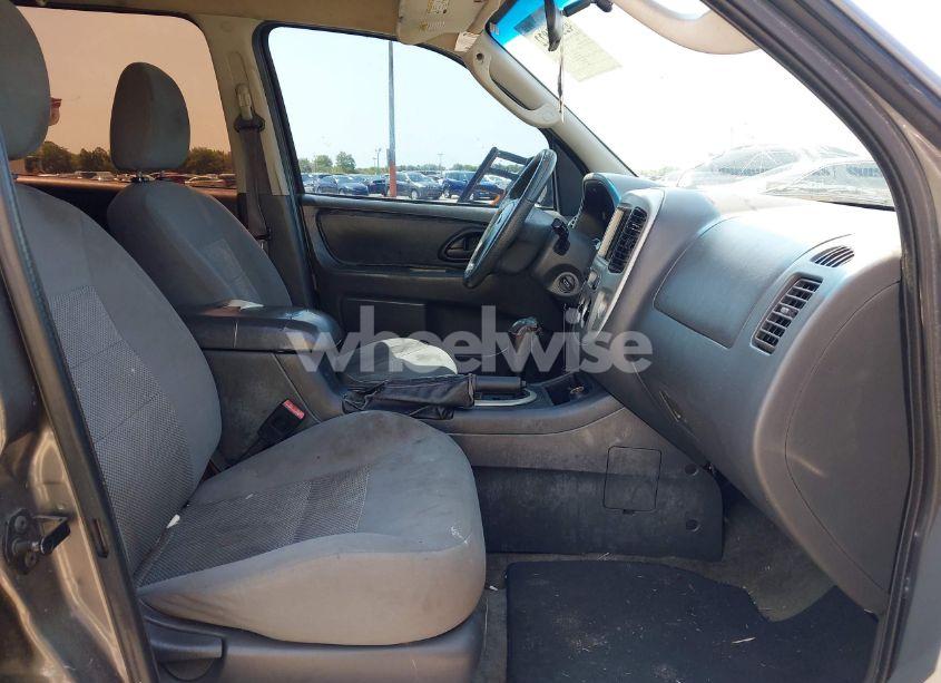 Photo 5 of 2005 Ford Escape XLT (VIN 1FMYU93155KD62445)