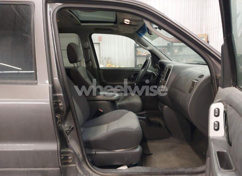 Photo 5 of 2004 Ford Escape XLT (VIN 1FMYU93174KA69760)