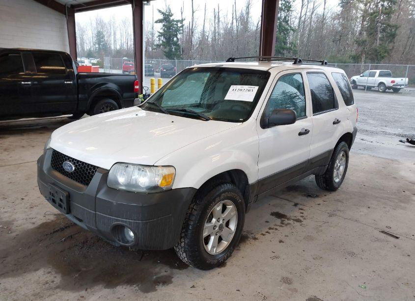 Photo 2 of 2005 Ford Escape XLT (VIN 1FMYU93185KD98677)