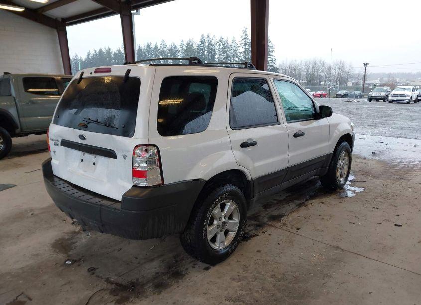 Photo 4 of 2005 Ford Escape XLT (VIN 1FMYU93185KD98677)