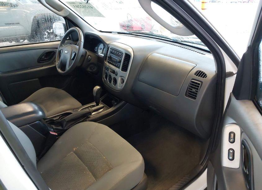 Photo 5 of 2005 Ford Escape XLT (VIN 1FMYU93185KD98677)