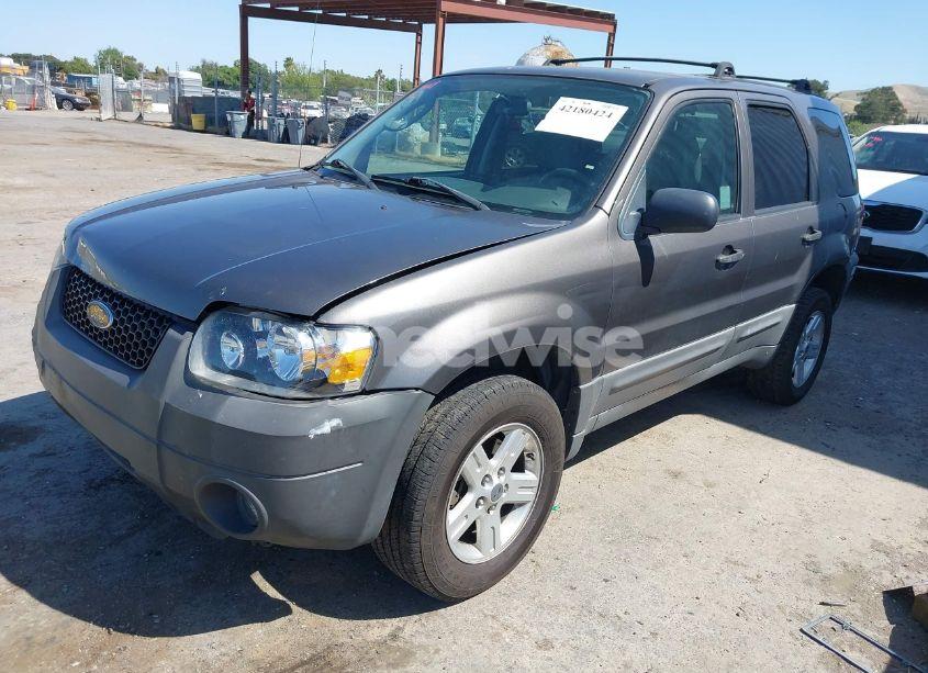 Photo 2 of 2005 Ford Escape HYBRID (VIN 1FMYU96H95KC95213)