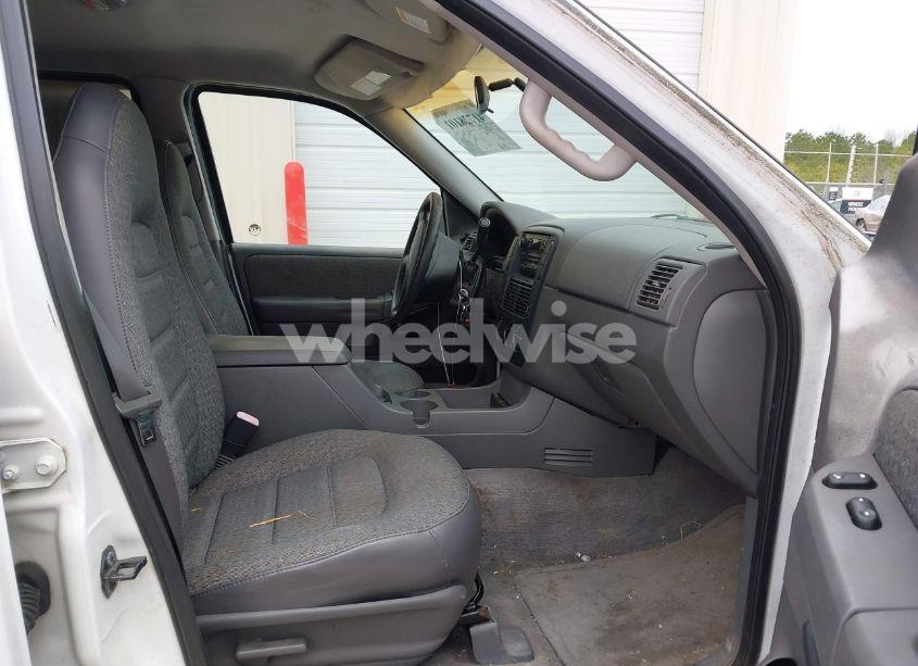 Photo 5 of 2002 Ford Explorer XLS (VIN 1FMZU62E62UA76563)