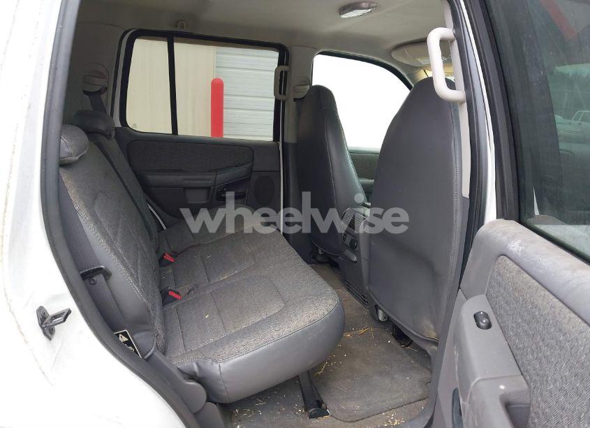 Photo 8 of 2002 Ford Explorer XLS (VIN 1FMZU62E62UA76563)