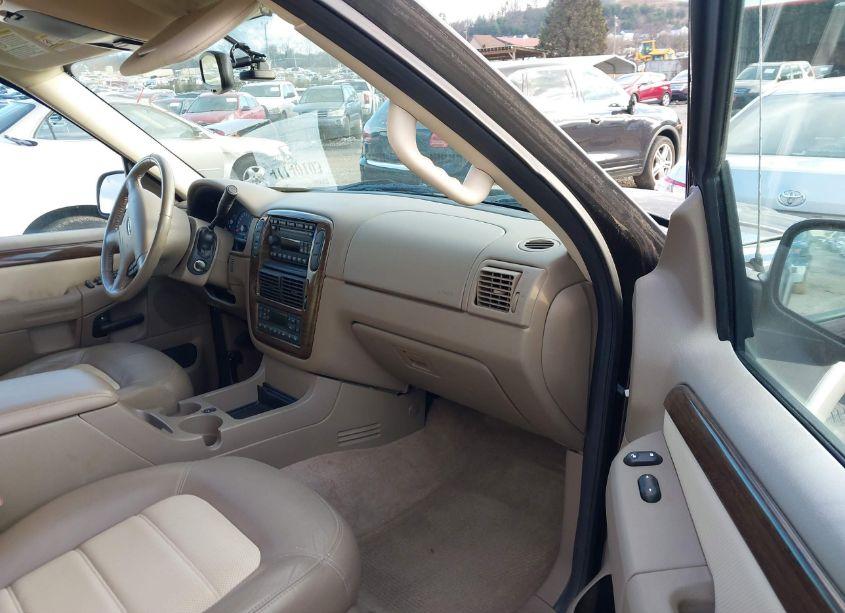 Photo 5 of 2005 Ford Explorer EDDIE BAUER (VIN 1FMZU64WX5ZA15875)