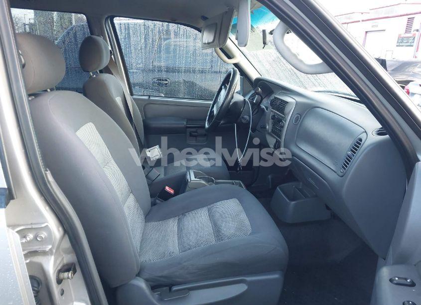 Photo 5 of 2004 Ford Explorer SPORT TRAC ADRENALIN/XLS/XLT (VIN 1FMZU67K04UA23780)