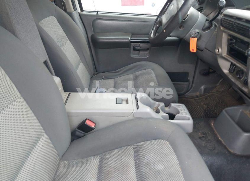 Photo 5 of 2004 Ford Explorer SPORT TRAC ADRENALIN/XLS/XLT (VIN 1FMZU67K44UA57074)