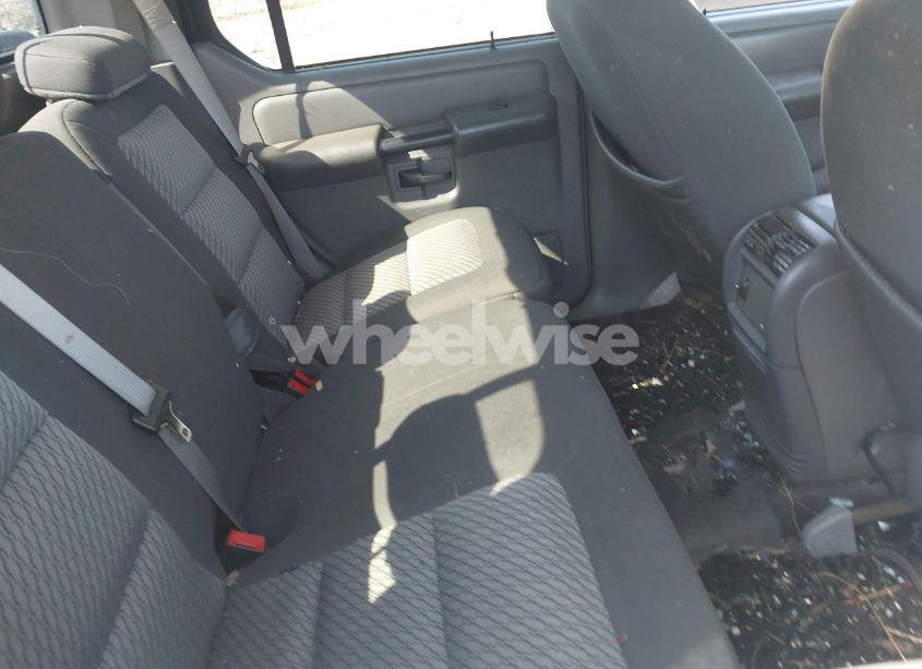 Photo 8 of 2004 Ford Explorer SPORT TRAC ADRENALIN/XLS/XLT (VIN 1FMZU67K44UB98887)