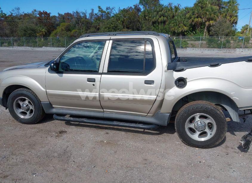 Photo 15 of 2004 Ford Explorer SPORT TRAC ADRENALIN/XLS/XLT (VIN 1FMZU67K64UA60820)