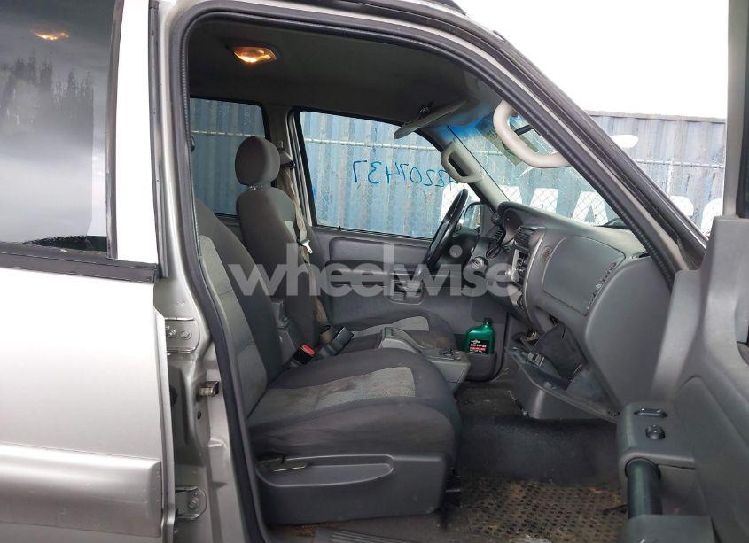 Photo 5 of 2005 Ford Explorer SPORT TRAC ADRENALIN/XLS/XLT (VIN 1FMZU67K95UA87785)