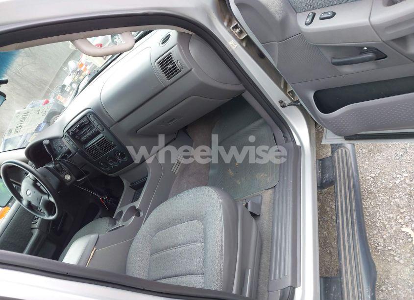 Photo 5 of 2002 Ford Explorer XLS (VIN 1FMZU72E12UC30599)