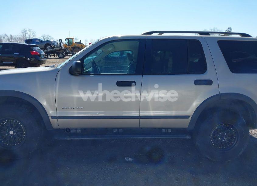 Photo 14 of 2004 Ford Explorer XLS (VIN 1FMZU72E14UC11599)