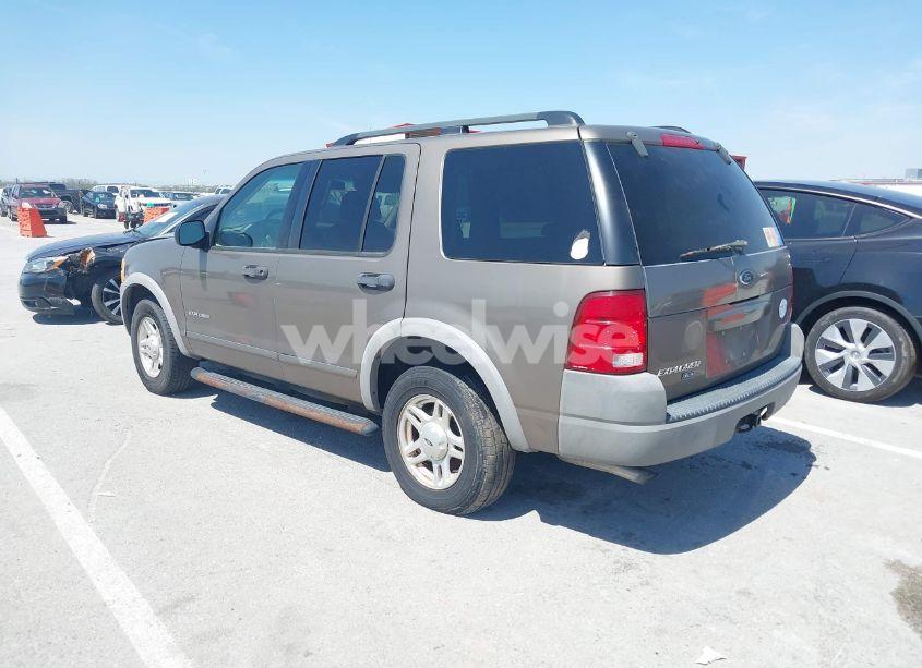 Photo 3 of 2002 Ford Explorer XLS (VIN 1FMZU72E92UC39924)