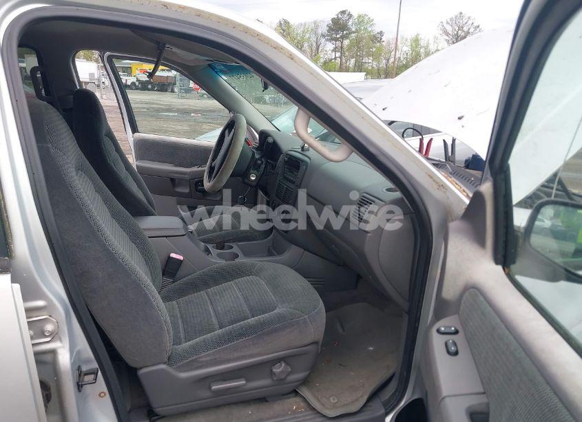 Photo 5 of 2002 Ford Explorer XLT (VIN 1FMZU73E52UB22890)