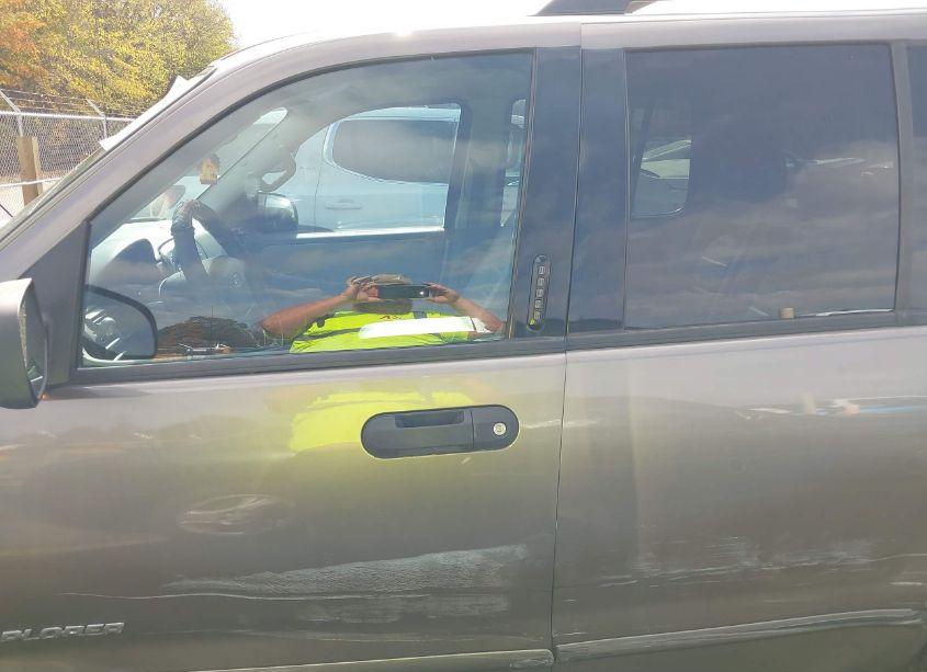 Photo 14 of 2005 Ford Explorer XLT/XLT SPORT (VIN 1FMZU73EX5UA03852)