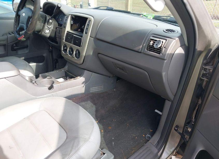 Photo 5 of 2005 Ford Explorer XLT/XLT SPORT (VIN 1FMZU73EX5UA03852)