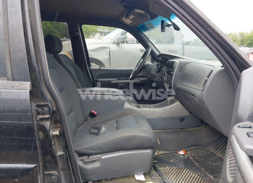 Photo 5 of 2002 Ford Explorer SPORT TRAC (VIN 1FMZU77E82UD42938)