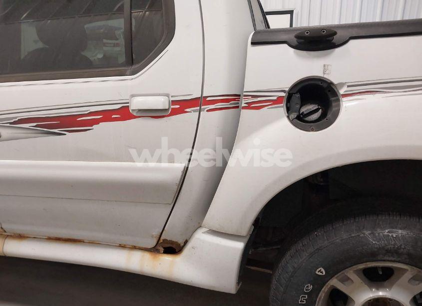 Photo 6 of 2004 Ford Explorer SPORT TRAC ADRENALIN/XLS/XLT (VIN 1FMZU77K14UA70614)