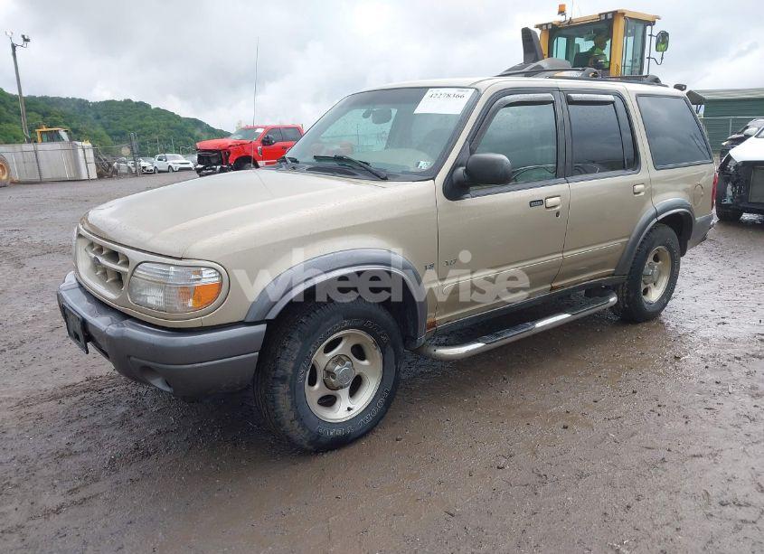 Photo 2 of 2000 Ford Explorer XLT (VIN 1FMZU83P1YZC35657)