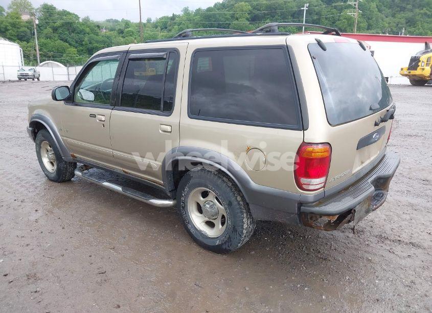 Photo 3 of 2000 Ford Explorer XLT (VIN 1FMZU83P1YZC35657)