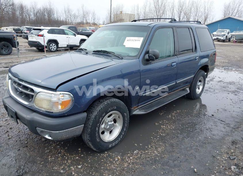 Photo 2 of 2000 Ford Explorer XLT (VIN 1FMZU83P2YZB75694)