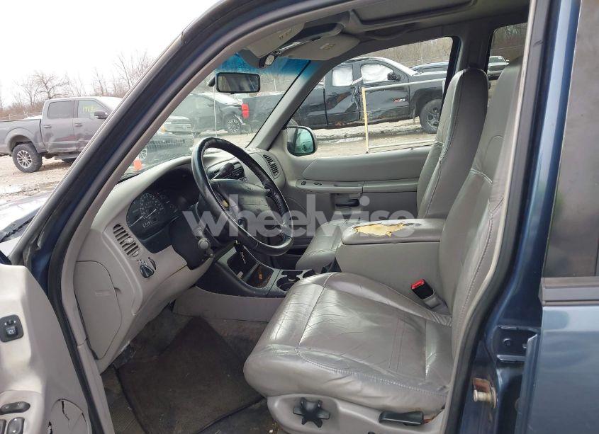 Photo 5 of 2000 Ford Explorer XLT (VIN 1FMZU83P2YZB75694)