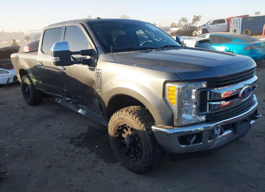 2017 Ford F-250 XLT (VIN 1FT7W2A60HEF16109) main photo