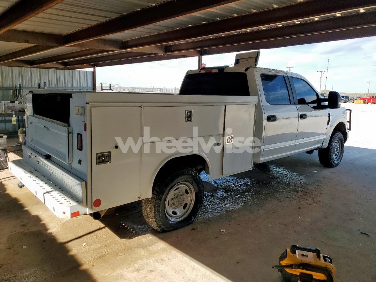 Photo 3 of 2017 FORD F250 SUPER DUTY UTILITY / SERVICE TRUCK (VIN 1FT7W2B63HEE97845)