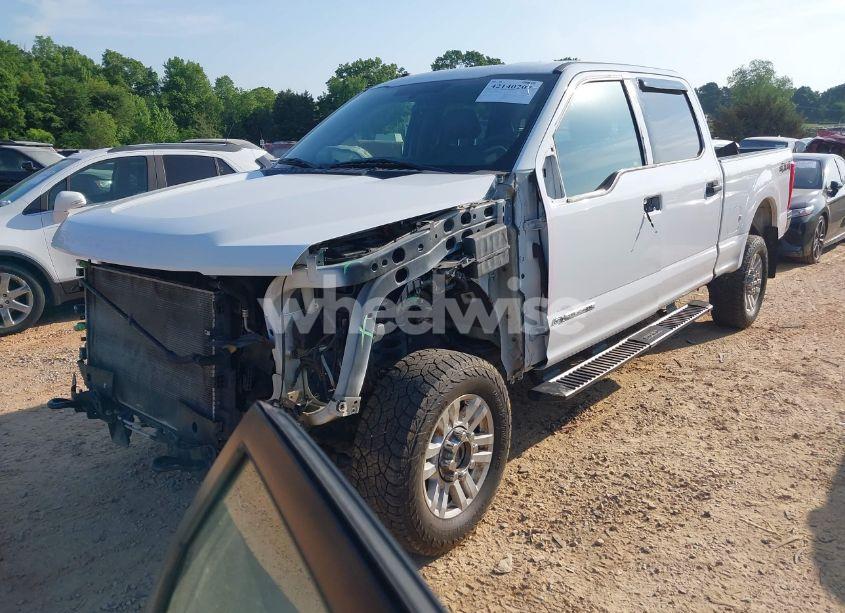 Photo 2 of 2019 Ford F-250 XLT (VIN 1FT7W2BT4KEE35979)