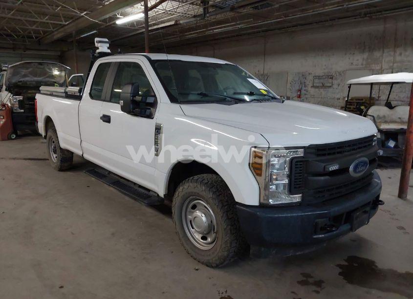2018 Ford F-250 XL (VIN 1FT7X2A60JEC48083) main photo