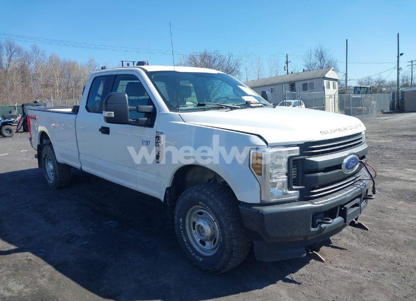 2019 Ford F-250 XL (VIN 1FT7X2B69KEC61592) main photo