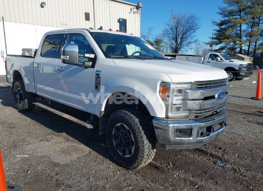 2019 Ford F-350 LARIAT (VIN 1FT8W3BT5KEC01960) main photo