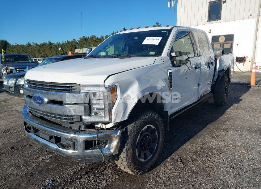 Photo 2 of 2019 Ford F-350 LARIAT (VIN 1FT8W3BT5KEC01960)