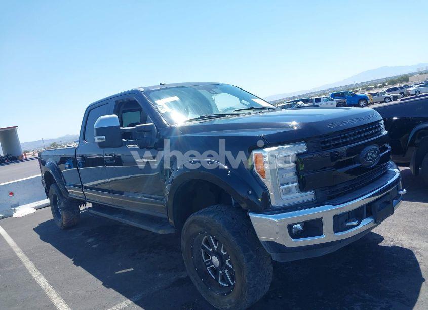 2017 Ford F-350 LARIAT (VIN 1FT8W3BT8HED92623) main photo