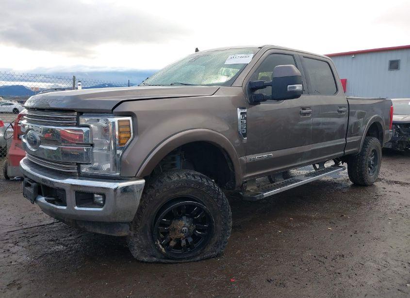 Photo 2 of 2019 Ford F-350 LARIAT (VIN 1FT8W3BT9KEG61154)