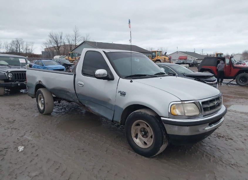 1998 Ford F-150 LARIAT/STANDARD/XL/XLT (VIN 1FTDF17W3WNA09626) main photo