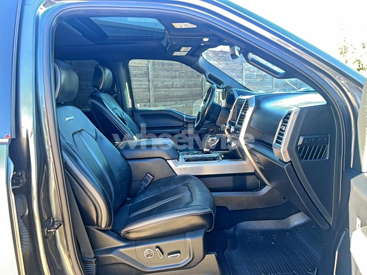 Photo 5 of 2019 FORD F150 SUPERCREW (VIN 1FTFW1E47KFB03507)