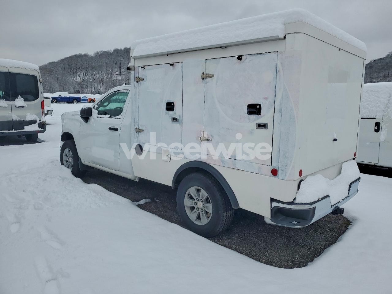 Photo 2 of 2025 CHEVROLET SILVERADO REFRIGERATED DELIVERY TRUCK (VIN 1FTHX25M9LKA94166)