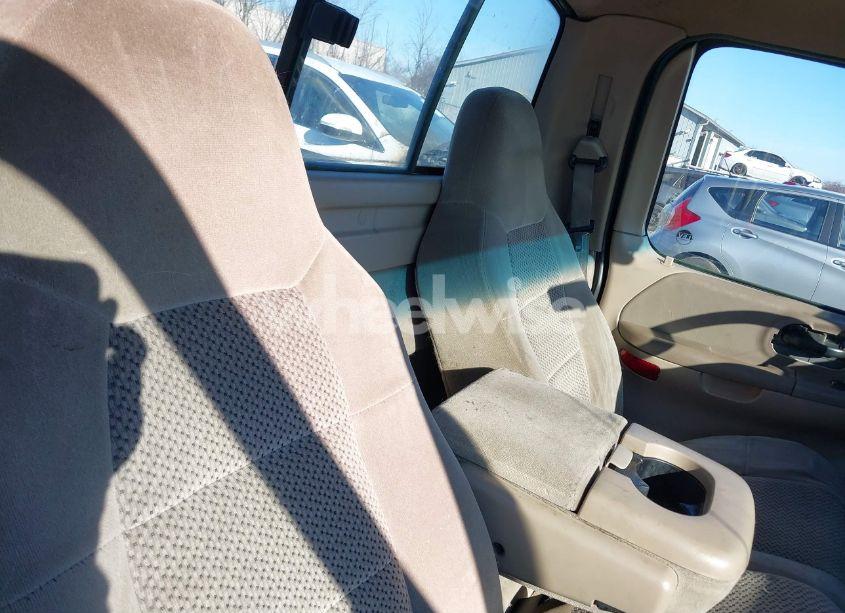 Photo 8 of 2001 Ford F-150 XL/XLT (VIN 1FTRF17W81NB30795)