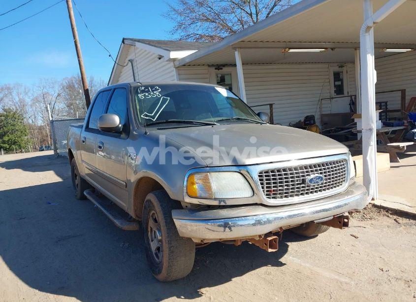 2002 Ford F-150 LARIAT/XLT (VIN 1FTRW076X2KE39553) main photo