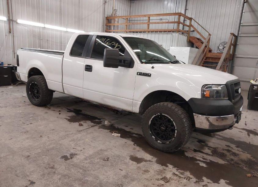 2005 Ford F-150 STX/XL/XLT (VIN 1FTRX14W95NA09832) main photo