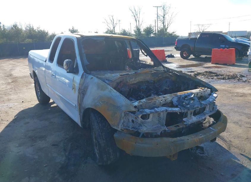 2002 Ford F-150 LARIAT/XL/XLT (VIN 1FTRX17L72NA54636) main photo