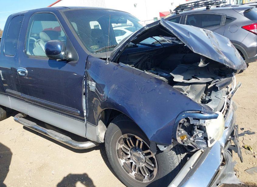 2002 Ford F-150 LARIAT/XL/XLT (VIN 1FTRX17W02KC05764) main photo