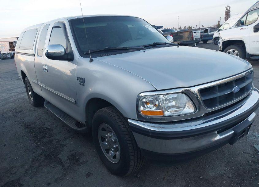 1998 Ford F-250 LARIAT/STANDARD/XL/XLT (VIN 1FTRX2760WKB90923) main photo