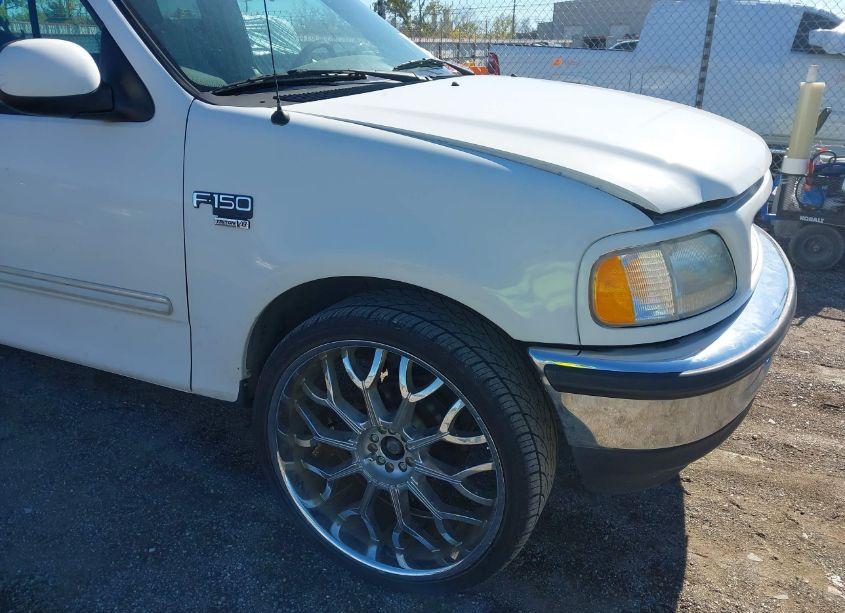 1998 Ford F-150 LARIAT/STANDARD/XL/XLT (VIN 1FTZX1762WKB32015) main photo