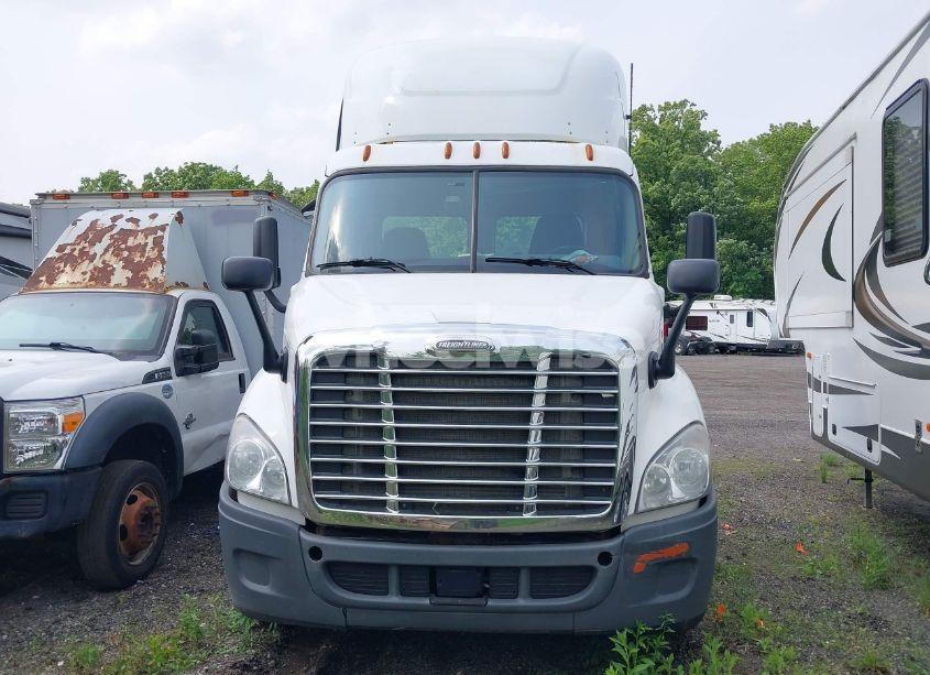 Photo 10 of 2016 Freightliner Cascadia 113 (VIN 1FUBGAD47GLGU8768)
